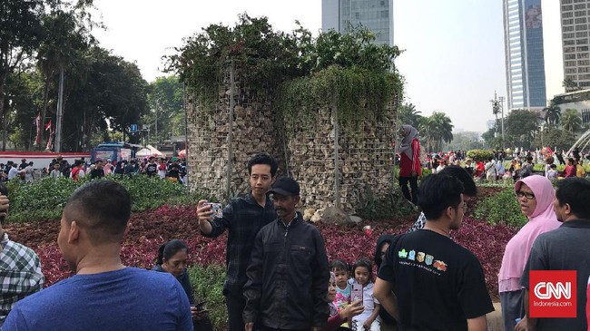 Sambil menikmati car free day, banyak warga Jakarta yang ingin berfoto dekat instalasi gabion di kawasan Bundaran HI, Jakarta.