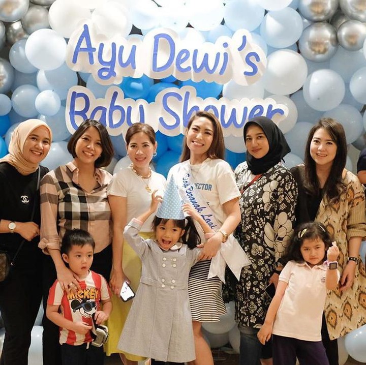 Semuanya kumpul! Kejutan kali ini dimeriahkan teman-teman dekat Ayu. (Foto: Instagram @mrsayudewi)