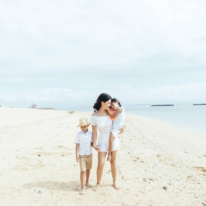 <p>Sweet! Manisnya kebersamaan Bunda Dian bersama Shailendra dan Ishana di pantai. (Foto: Instagram @therealdisastr)</p>