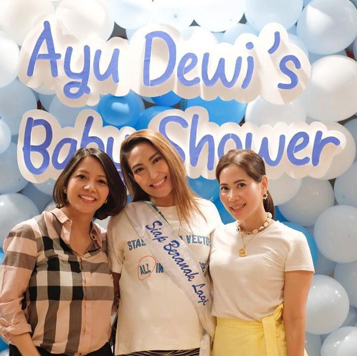 Kejutan baby shower Ayu diadakan di salah satu tempat makan cepat saji di Jakarta Selatan. Unik ya, Bun? (Foto: Instagram @mrsayudewi)