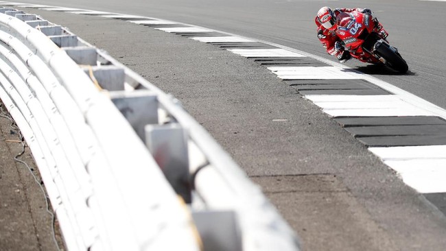 Pebalap Ducati, Andrea Dovizioso, sempat hilang ingatan akibat tabrakan pada lap pertama MotoGP Inggris di Sirkuit Silverstone, Minggu (25/8) waktu setempat.