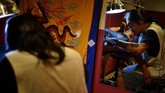 FOTO: Protes Hong Kong Lewat Gurat Tinta Tato Beragam cara dilakukan para demonstran untuk mendukung Hong Kong dan menolak rencana ekstradisi ke China. Salah satunya dengan cara merajah tubuh alias tato.