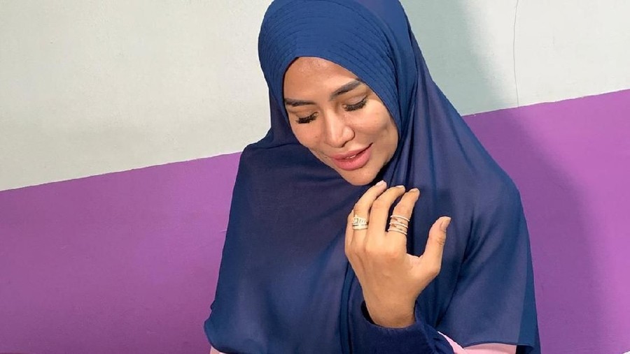 Saling Panggil 'Beb', Cinta Penelope Terima Cincin dari Vicky Prasetyo Cinta Penelope terima cincin penanda hubungan serius dari Vicky Prasetyo.
