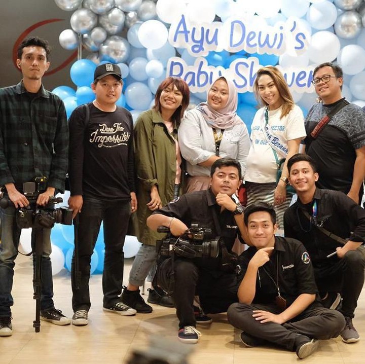 Kurang komplit kalau kejutannya enggak diabadikan. Teman-teman Ayu pun sengaja mendatangkan awak media di acara baby shower ini. (Foto: Instagram @mrsayudewi
