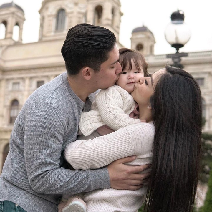 Sehat dan bahagia selalu ya, Papa Samuel, Mama Franda, dan si cantik Zylvechia. (Foto: Instagram @samuel_zylgwyn)
