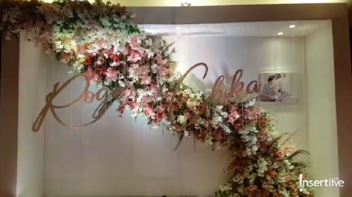 Potret kemegahan resepsi pernikahan Roger Danuarta dan Cut Meyriska yang digelar pada Minggu &lpar;25&sol;8&rpar; di Ritz Carlton&comma; Jakarta Pusat&period;