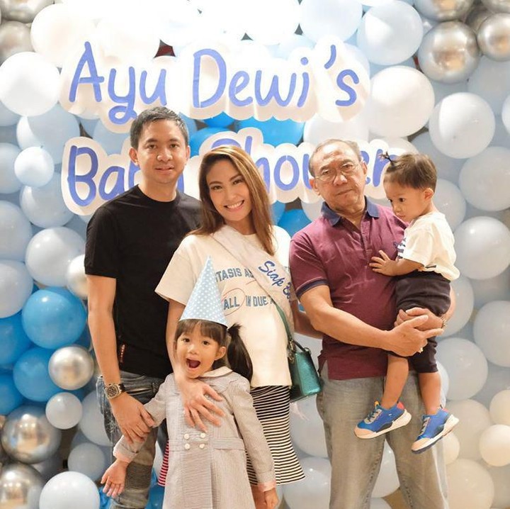 Enggak ketinggalan nih, ayah, suami tercinta, dan kedua buah hatinya juga turut memeriahkan. (Foto: Instagram @mrsayudewi)