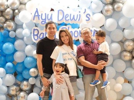 7 Potret Kejutan Unik 'Baby Shower' Ayu Dewi