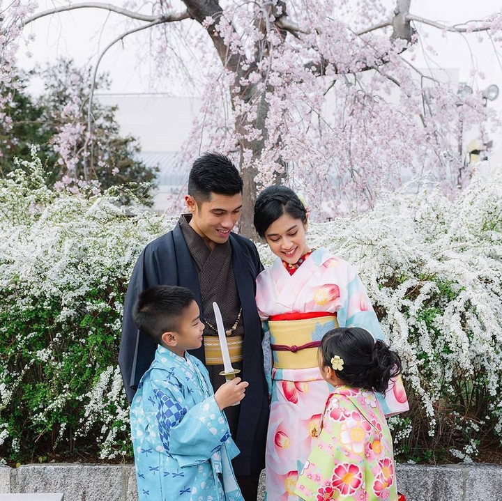 <p>Jalan-jalan ke Jepang, enggak boleh ketinggalan foto pakai kimono dan bunga sakura ya. (Foto: Instagram @therealdisastr)</p>