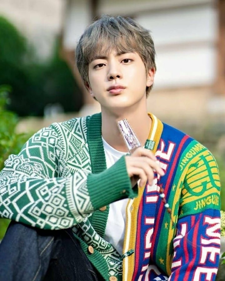 Jin BTS dinobatkan sebagai idol dengan selera gaya pakaian terbaik dalam sebuah survei di situs Idol Chart,berikut ini insertlive sajikan foto gaya busana Jin.
