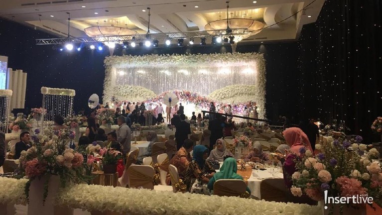 Potret kemegahan resepsi pernikahan Roger Danuarta dan Cut Meyriska yang digelar pada Minggu (25/8) di Ritz Carlton, Jakarta Pusat.