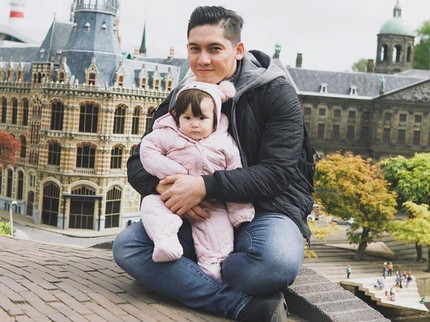 7 Momen Manis Samuel Zylgwyn Bersama Putri Kecilnya
