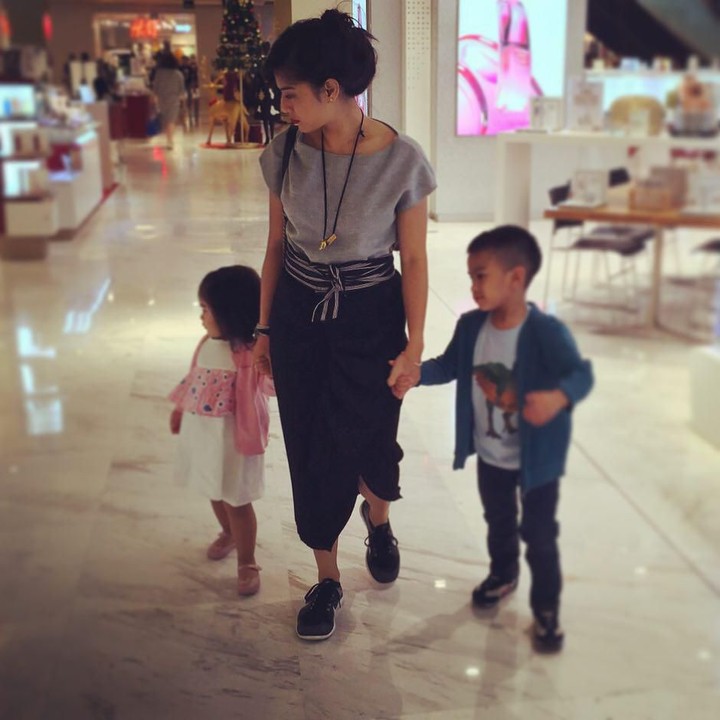 <p>Throwback foto kecil Shailendra dan Ishana saat jalan-jalan ke mal bareng Bunda Dian. (Foto: Instagram @therealdisastr)<br /><br /></p>