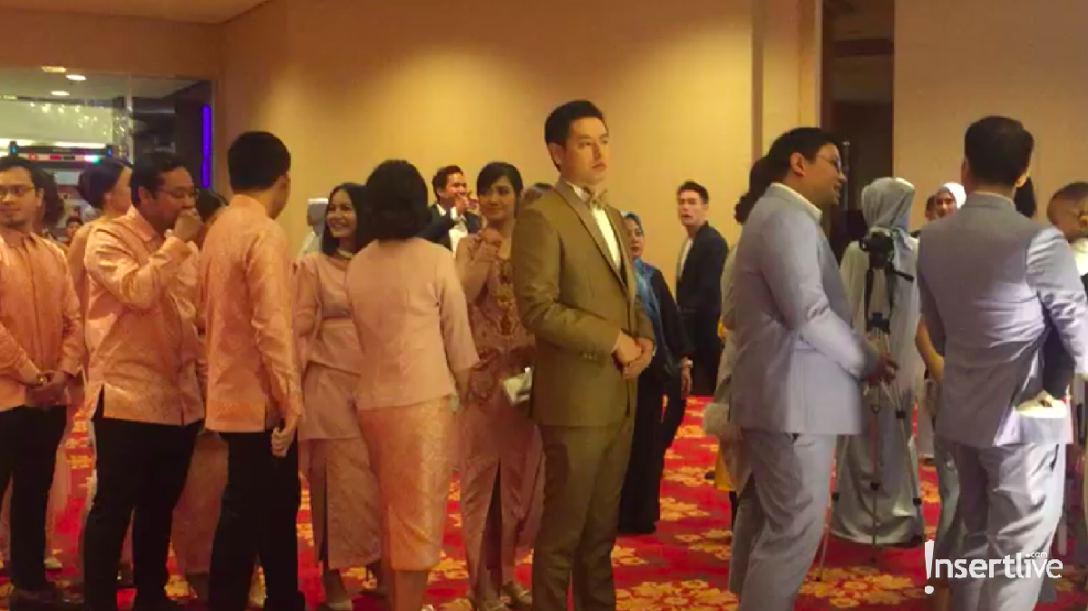Potret kemegahan resepsi pernikahan Roger Danuarta dan Cut Meyriska yang digelar pada Minggu &lpar;25&sol;8&rpar; di Ritz Carlton&comma; Jakarta Pusat&period;