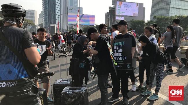 Pemindahan Ibu Kota Jakarta ditanggapi sejumlah masyarakat yang mengikuti kegiatan 'Jastip Presiden' di car free day, hari ini, Minggu (25/8).