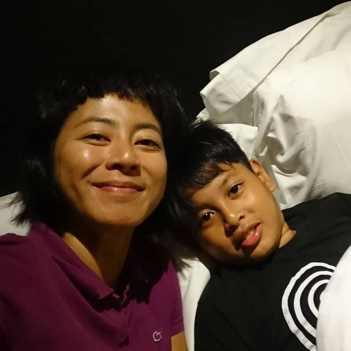 <p>Saat hendak tidur, Riyanni masih sempat berfoto <em>wefie</em> dengan Brahman. (Foto: Instagram @r_djangkaru)</p>