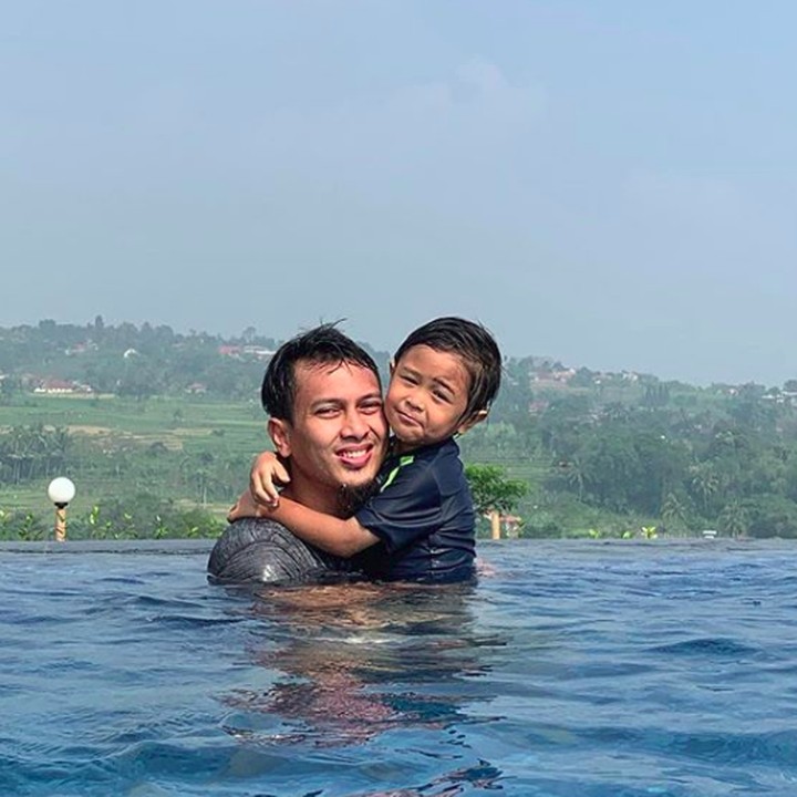 <p>Mohammad Ahsan dikaruniai dua orang anak bernama Chayra Maritza Ahsan dan King Arsakha Ahsan. Kali ini ia bersama anak lelakinya, King. (Foto: Instagram @king.chayra)</p>