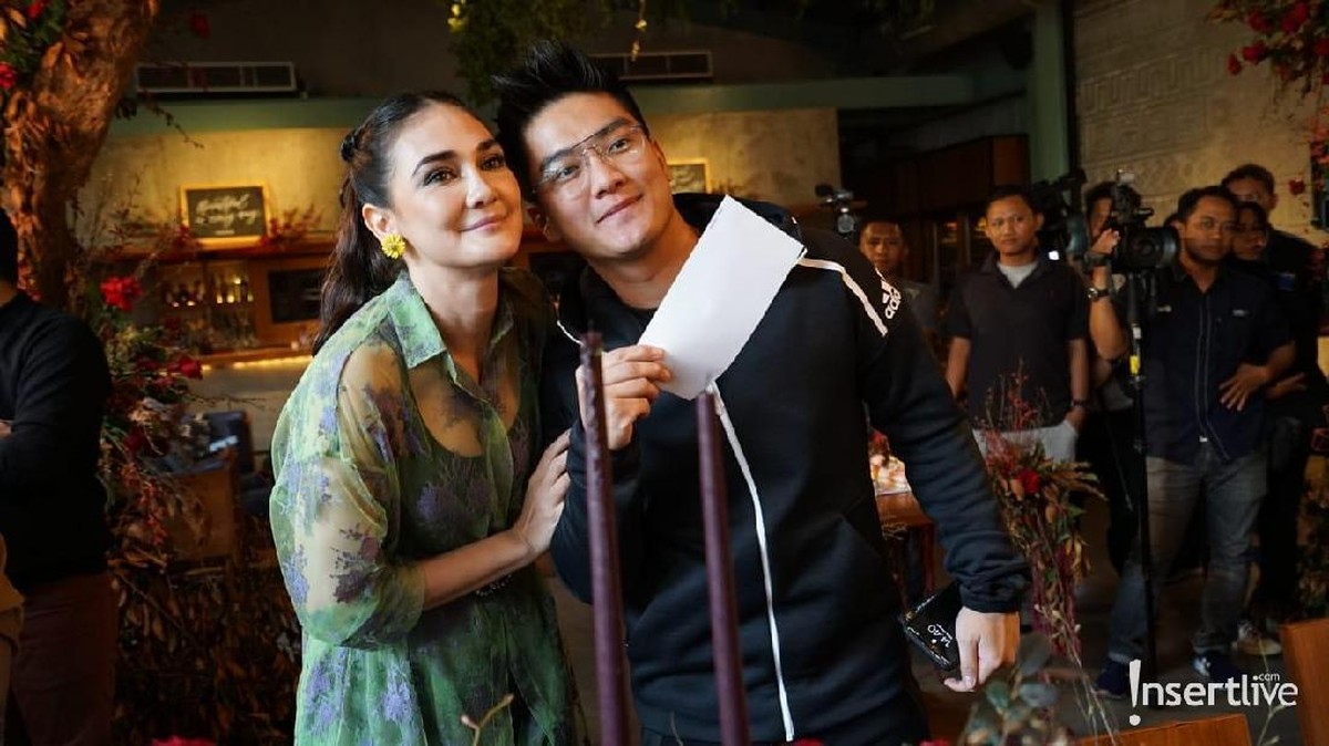 Luna Maya dikenal akrab dengan beberapa selebriti Indonesia&period; Saat pesta ulang tahun Luna&comma; para artis turut hadir memeriahkan&period;