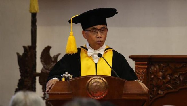 Wimboh Santoso berbicara mengenai revolusi industri 4.0 di hadapan civitas academia Universitas Sebelas Maret (UNS) Surakarta.
