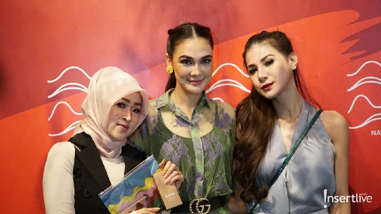Luna Maya dikenal akrab dengan beberapa selebriti Indonesia. Saat pesta ulang tahun Luna, para artis turut hadir memeriahkan.