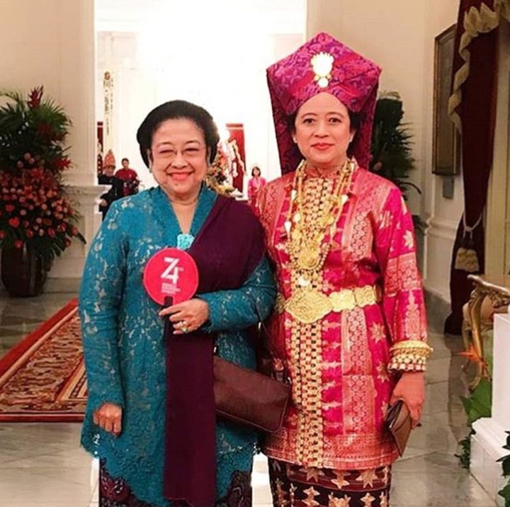 <p>Merayakan HUT RI yang ke-74, Puan dan Megawati kompak memakai busana daerah. (Foto: Instagram/ @puanmaharaniri)</p>