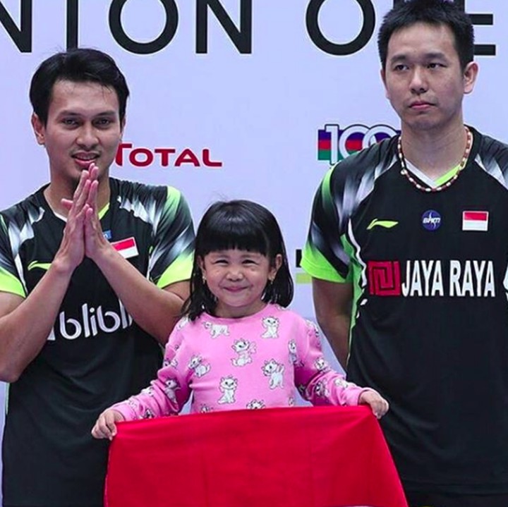 <p>Si imut Chayra saat ikut Ayah Ahsan ke podium Singapore Open 2018. (Foto: Instagram @king.chayra)</p>