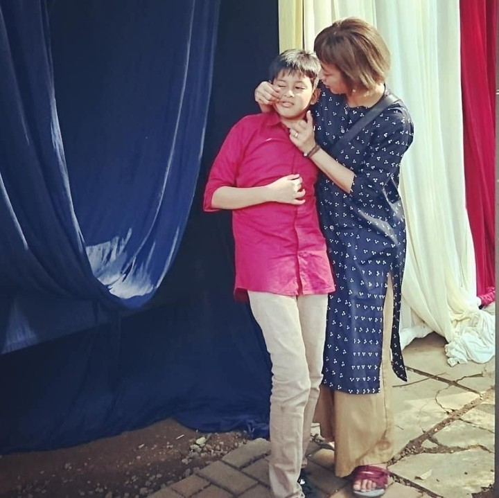 <p>Momen saat Riyanni Djangkaru menghadiri acara kelulusan Brahman Ahmad Syailendra dari sekolah dasar. "<em>Wish u all the love, all the best for the long beautiful journey ahead, son</em>," ujar Riyanni. (Foto: Instagram @r_djangkaru)</p>