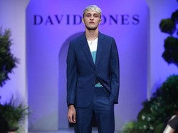 Gaya Anwar Hadid Curi Atensi di Jalanan, Pakai Masker Mata Jadi Aksesori