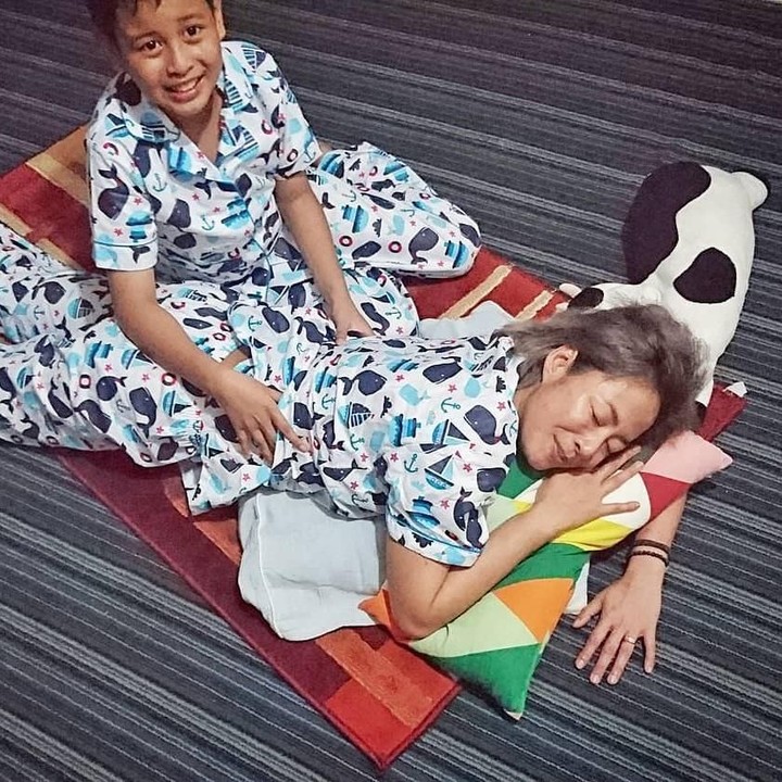 <p>Ternyata Brahman Ahmad Syailendra punya cara jitu membujuk Bunda Riyanni untuk membelikan mainan. Salah satunya adalah dengan memijat sang bunda. <em>He-he-he.</em> (Foto: Instagram @r_djangkaru)</p>