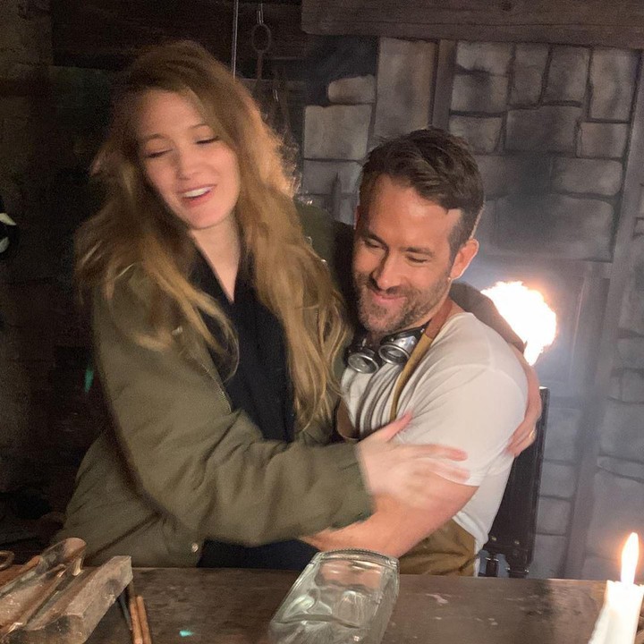 Mereka mesra banget ya, Bun? Tapi kok fotonya enggak fokus sih. Hi-hi-hi. (Foto: Instagram @vancityreynolds)
