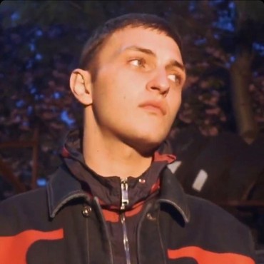 Beredar Foto Dibaptis, Anwar Hadid Pindah Agama?