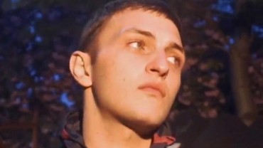 img-title Beredar Foto Dibaptis, Anwar Hadid Pindah Agama?