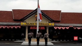 VIDEO: Bendera Setengah Tiang untuk Ipda Erwin Yudha
