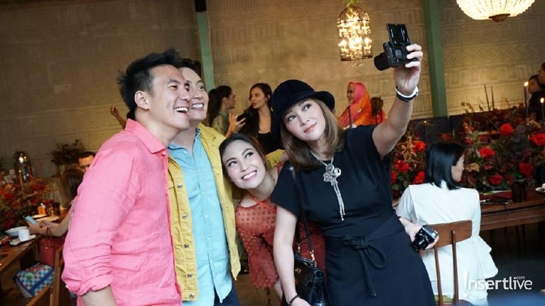 Luna Maya dikenal akrab dengan beberapa selebriti Indonesia. Saat pesta ulang tahun Luna, para artis turut hadir memeriahkan.