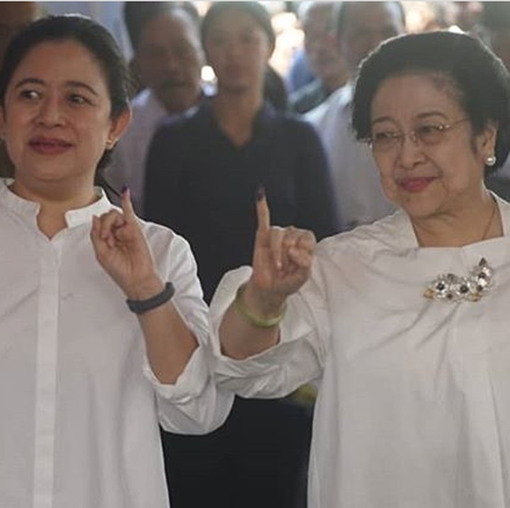 <p>Kompak menunjukkan jari bertinta sehabis nyoblos saat pemilu presiden APril lalu. (Foto: Instagram/ @puanmaharaniri)  </p>