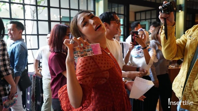 Luna Maya dikenal akrab dengan beberapa selebriti Indonesia. Saat pesta ulang tahun Luna, para artis turut hadir memeriahkan.