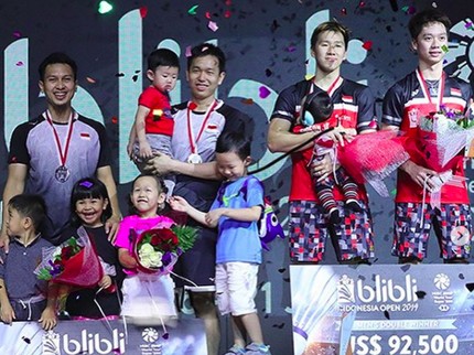 6 Potret The Daddies, Ahsan/Hendra bersama Putra-putrinya
