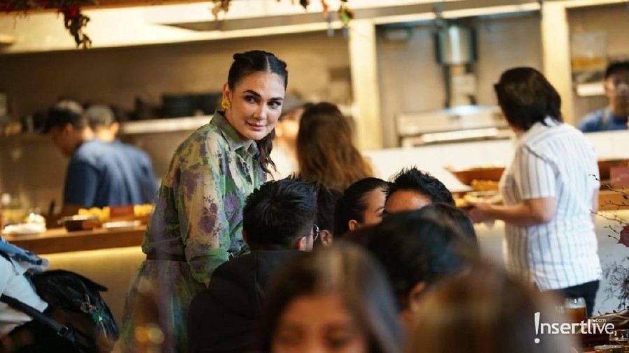 Luna Maya mendapatkan buket bunga mawar berinsial R, siapakah pengirimnya?
