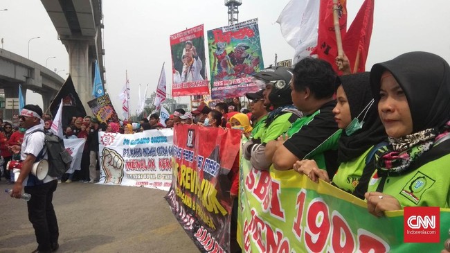 Buruh menolak revisi UU Ketenagakerjaan karena menganggap perubahan tersebut akan merugikan kepentingan mereka.
