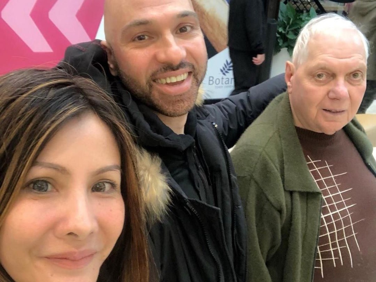 Potret kemesraan pasangan Sajad Ukra dan sang istri siri&comma; Medina Moesa&period;