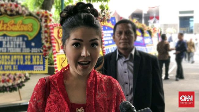 Tina Toon baru terpilih menjadi wakil rakyat. Kepada CNNIndonesia.com, ia berbicara soal asal muasal keterlibatannya dalam politik, serta rencana kerjanya.