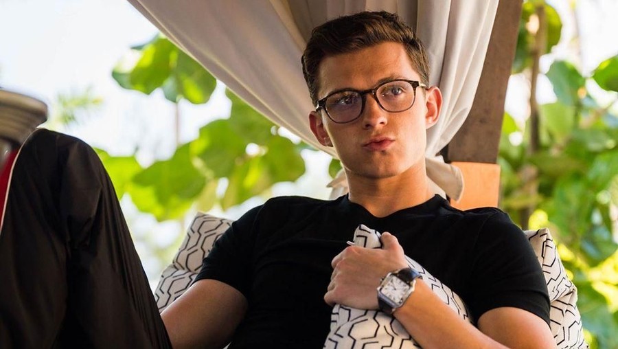Bosan di Rumah, Tom Holland Kangen Liburan ke Bali Tom Holland mengaku rindu Bali karena merasa bosan selama karantina diri di rumah.
