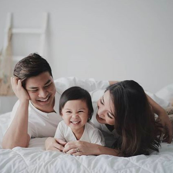 <p>Penampilan Glenn Alienski dan Chelsea Olivia juga sering membuat penasaran para penggemar. Ditambah dengan kelucuan Natusha yang mulai pintar bicara, bikin gemas. (Foto: Instagram @glennalienski)</p>