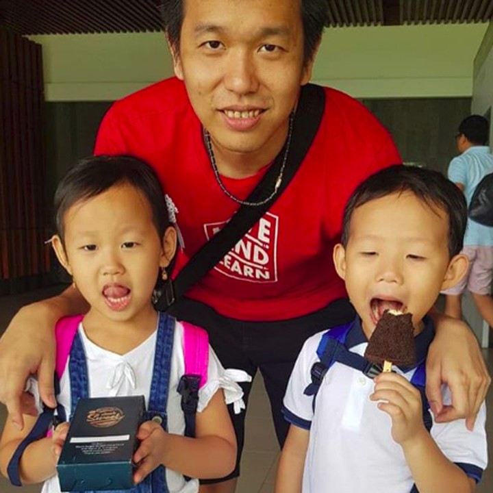 <p>Hendra bersama si kembar Richard dan Richele. Mirip ya, Bun? (Foto: Instagram @hendrasansan)</p>