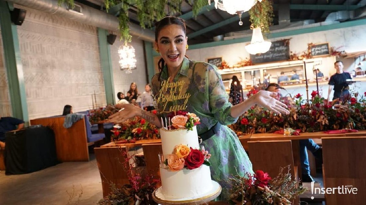 Luna Maya dikenal akrab dengan beberapa selebriti Indonesia&period; Saat pesta ulang tahun Luna&comma; para artis turut hadir memeriahkan&period;