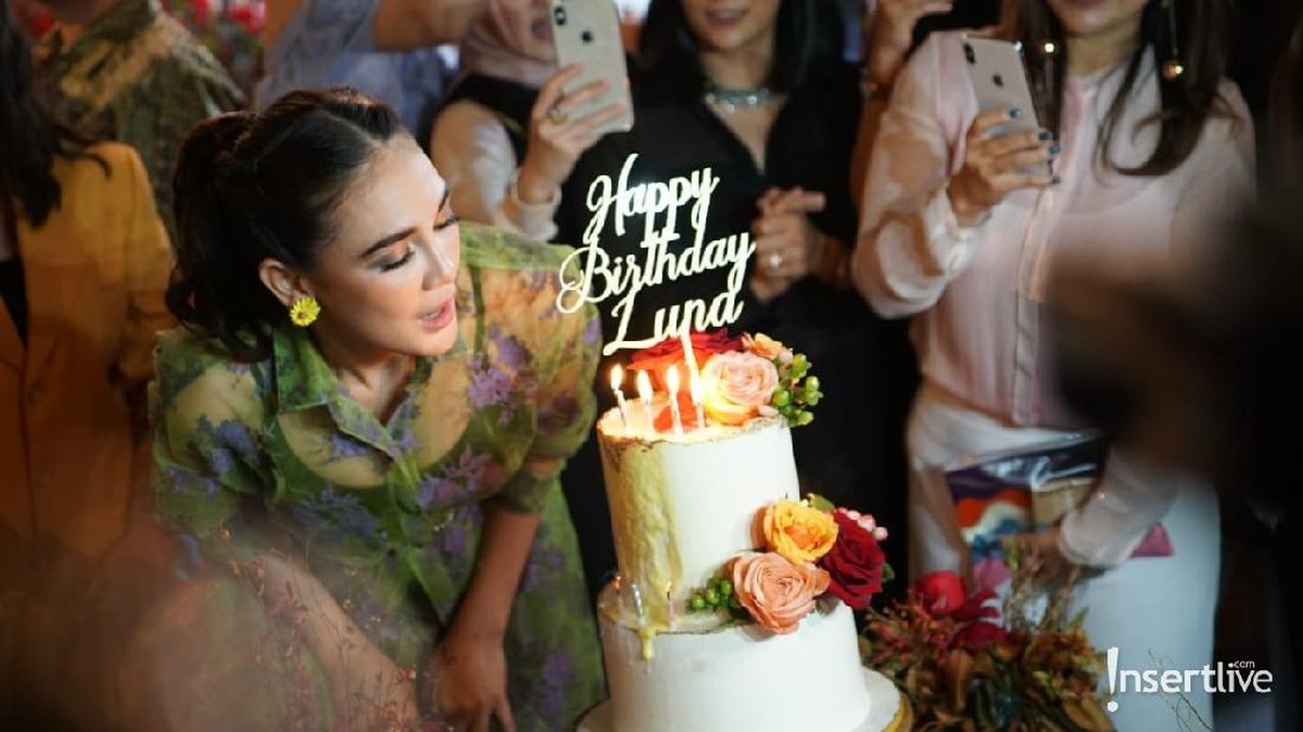 Luna Maya merayakan ulang tahunnya yang ke-36 bersama para sahabat pada Senin &lpar;26&sol;8&rpar;&period;