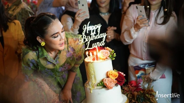 Kemeriahan Pesta Ulang Tahun Luna Maya ke-36 Luna Maya merayakan ulang tahunnya yang ke-36 bersama para sahabat pada Senin (26/8).
