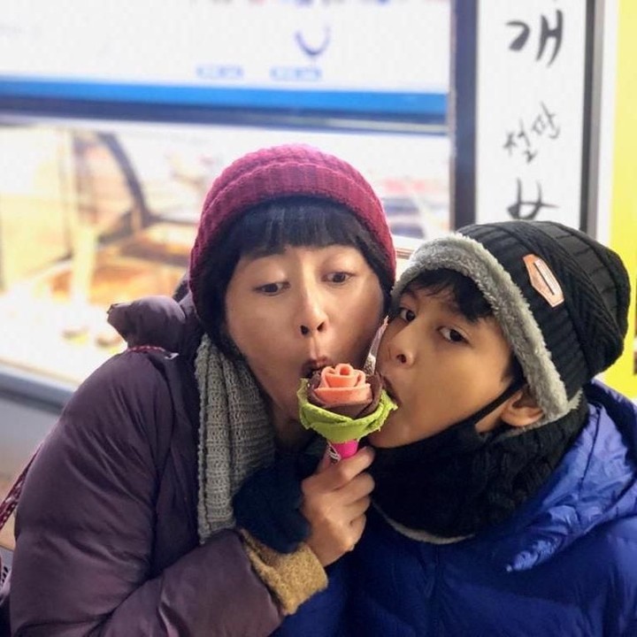<p>Serunya Riyanni saat liburan bersama sang putra ke Korea Selatan. (Foto: Instagram @r_djangkaru)</p>