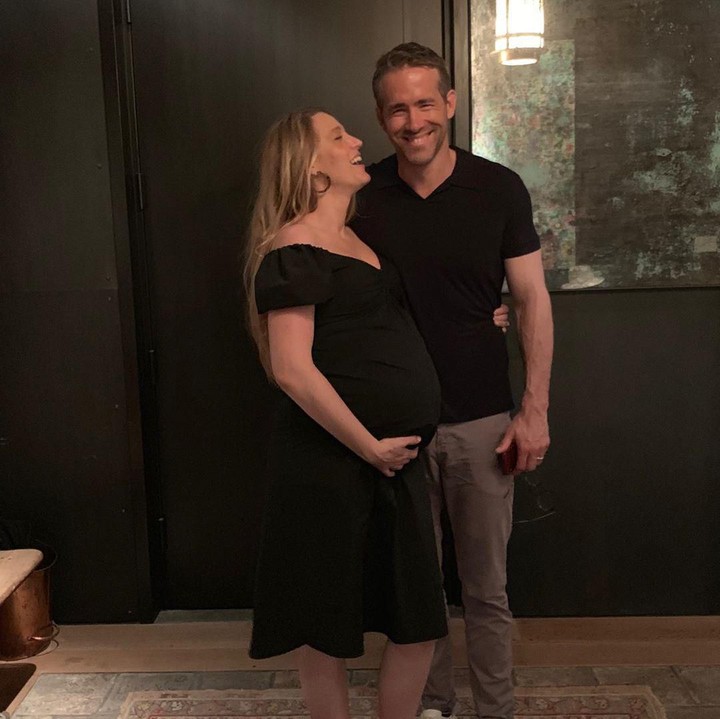 Jarang terekspos, Reynold juga membagikan foto sang istri yang tengah hamil anak ketiga. (Foto: Instagram @vancityreynolds)