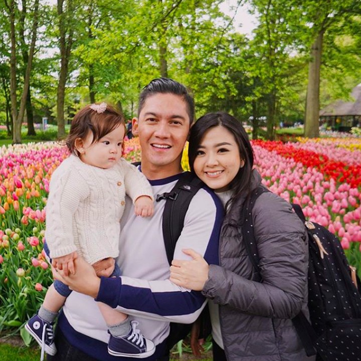 <p>Samuel Zylgwyn dan Franda juga selalu seru untuk dinanti. Keharmonisan keluarga muda ini sering membuat baper para <em>netizen</em>. Apalagi kelucuan Zylvechia Ecclesie Heckenbucker yang bikin warganet jadi pingin menciumnya. (Foto: Instagram @samuel_zylgwyn)</p>